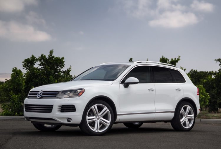 2014 PURE WHITE VOLKSWAGEN TOUAREG LUX